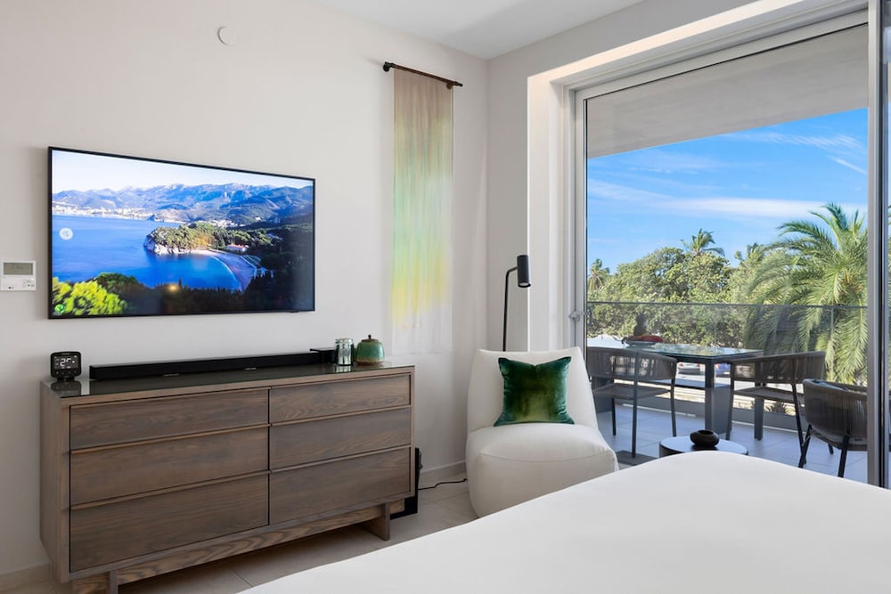 Beachfront Luxury NEW 3br2 5BA Condo Eagle Beach
