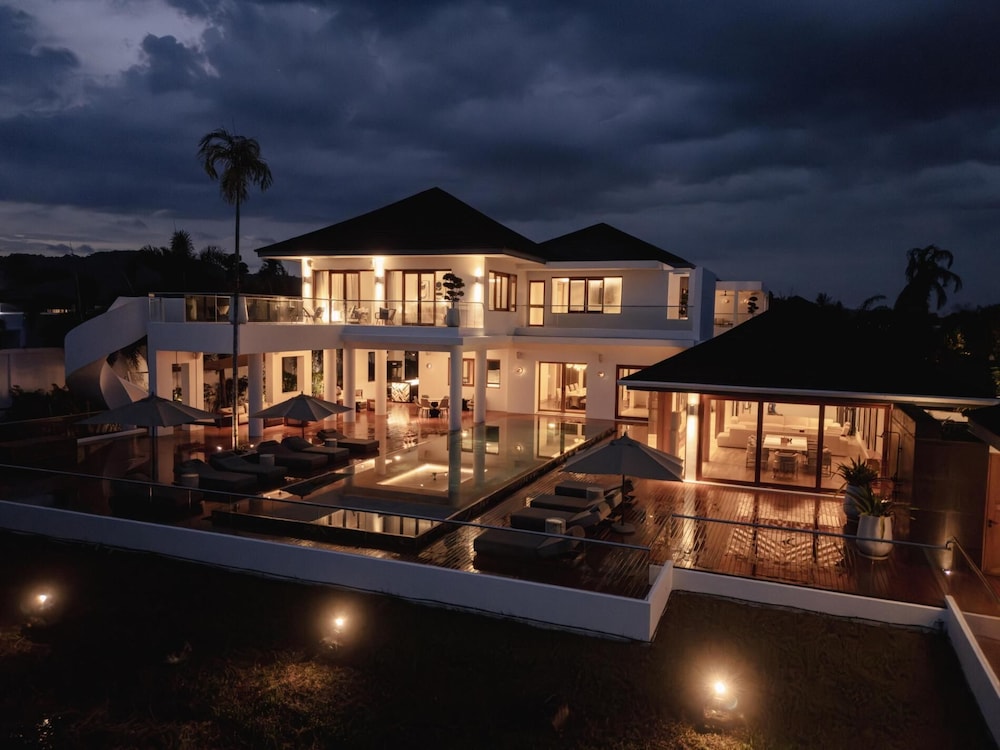 Luxurious 5bedroom White Estate Villa Private Lake
