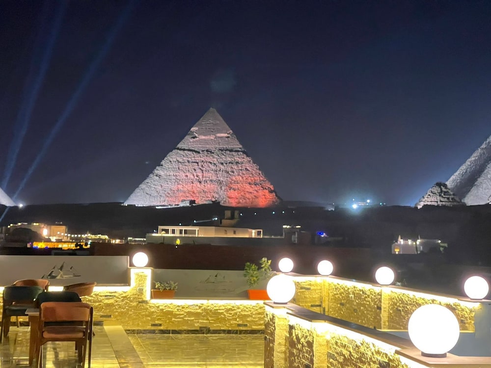 Pyramids Solar Boat Inn