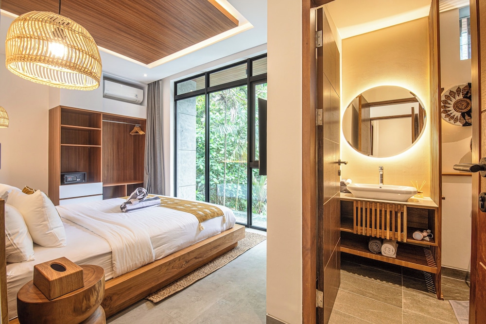 Enchanting 5BR Canggu Villa Moments to Sea