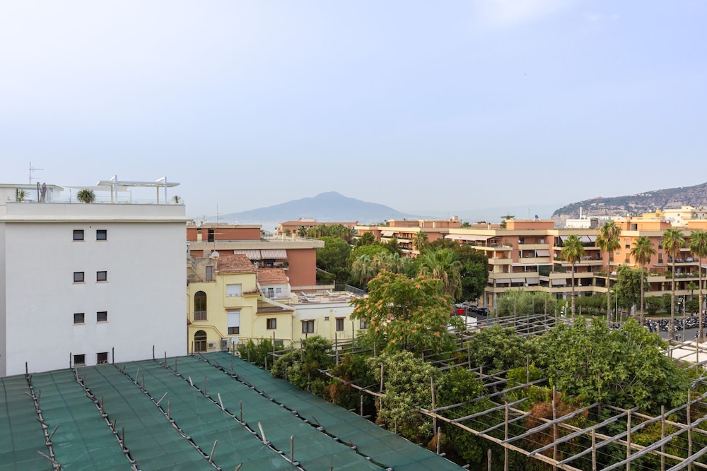 Family Home With Terrace & View In Sorrento Center