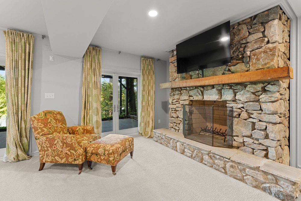 Modern Masterpiece by Avantstay Waterfront Private Dock