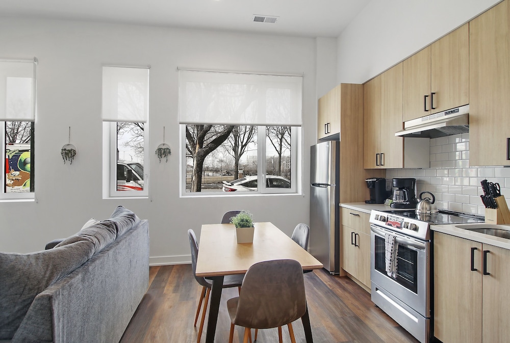 Stylish 4BR Stay - State rep