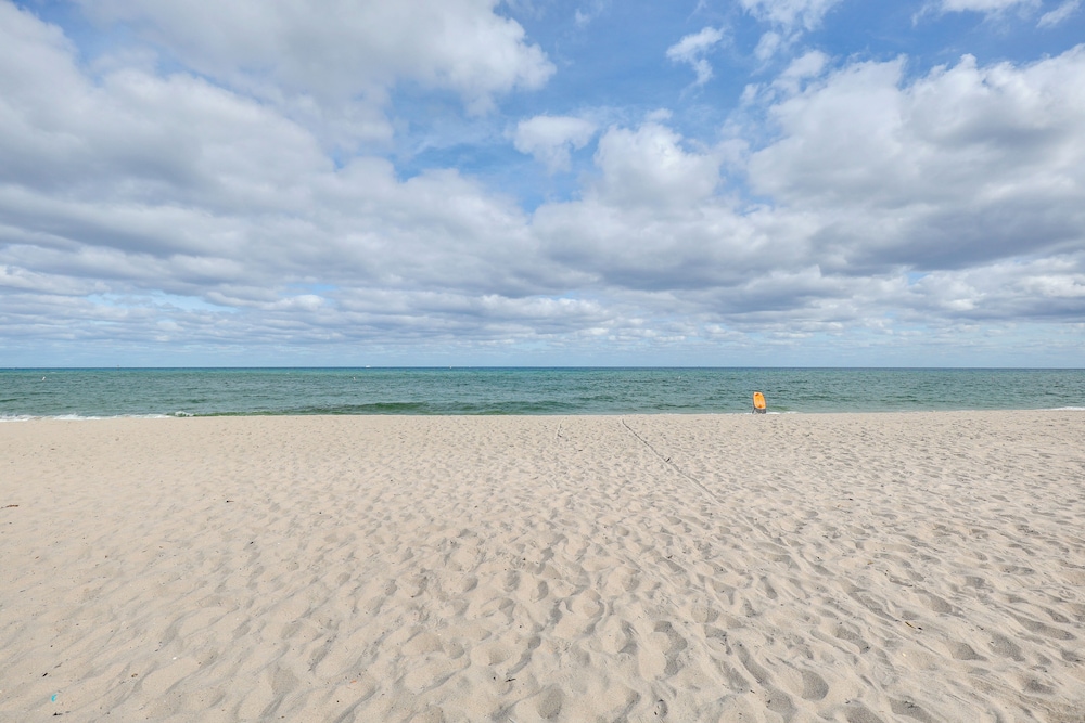Steps to Pompano Beach: Couple's Retreat w/ Patio!