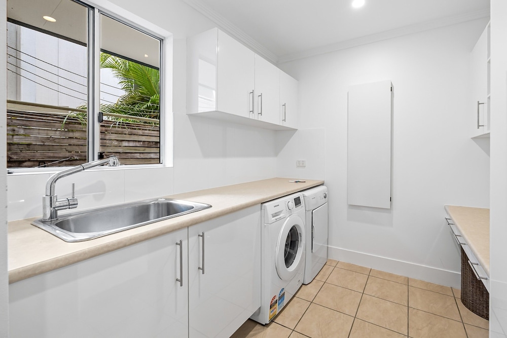 Spacious 3-bed Home With Patio Near Beach