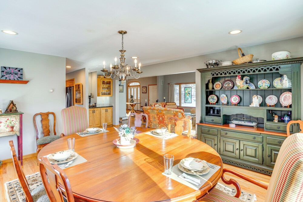 < 1 Mi to Hunter Mtn: Spacious Home w/ Hot Tub!