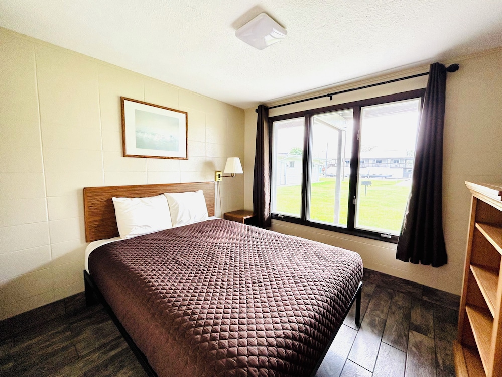 Silver Sands Hotel & Resort
