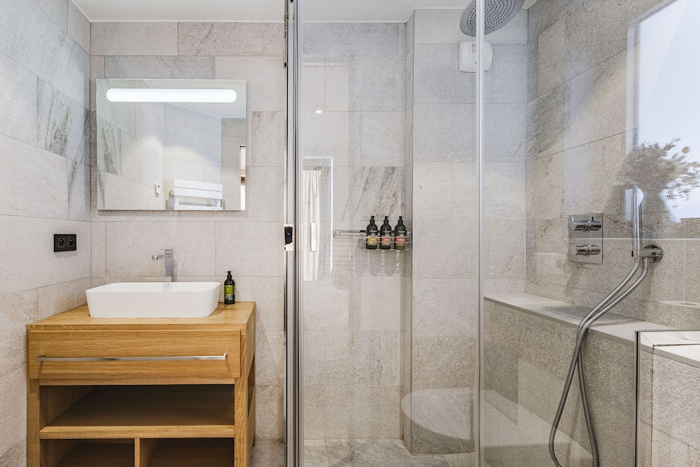 Chalet Black Squirrel Luxury Retreat With hot tub Sauna