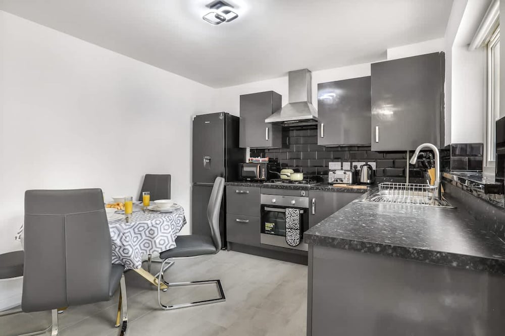 Fast Wi-fi Free Parking 10 Mins to City Centre