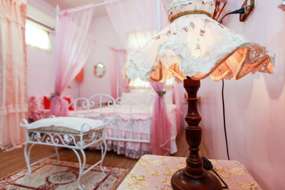 Love in Pearl Hostel