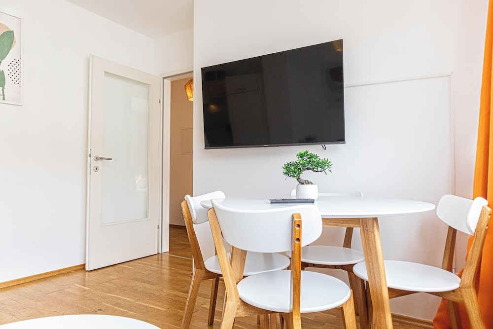Stylish Modern 1BR 1LR Apartment Vienna