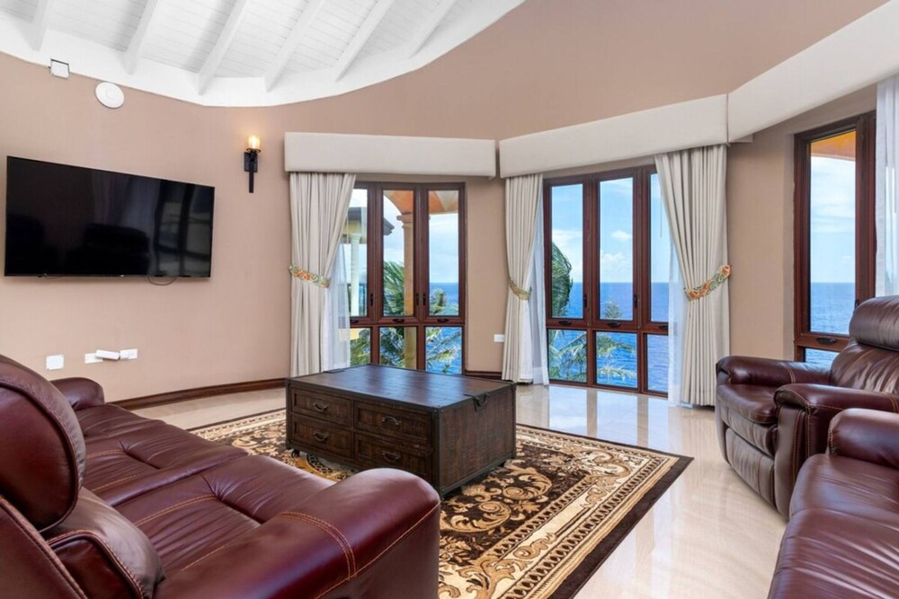 Luxury Oceanfront Villa in Tower Isle