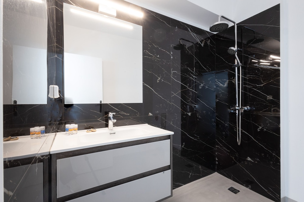 Spacious Urban Retreat Central 2-bedroom Haven for 8