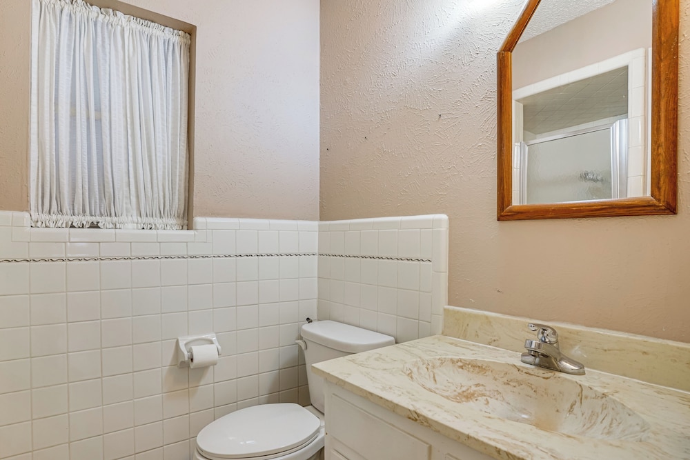 Karaoke Ready! Fort Worth Area Home w/ Pool