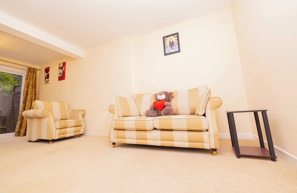 3 Bed - Sleeps 4 - Free Parking - Private Garden