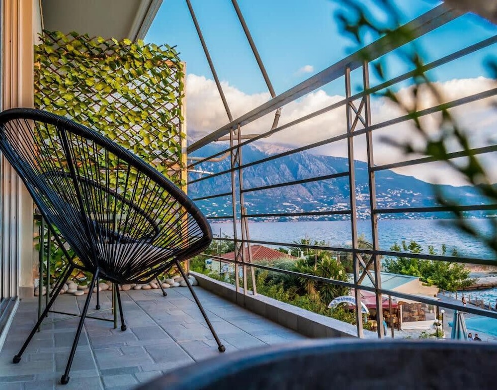 Seafront Kalamata Haven - Blue Luxury Suite