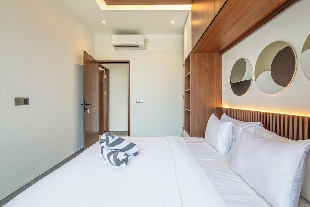 Tropical Elegance 5BR Canggu Villa Near Beach