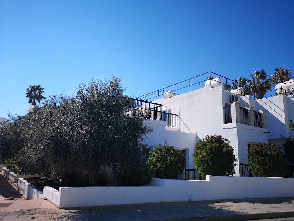 Hotel Summer's Hotel Apartments - Image 1