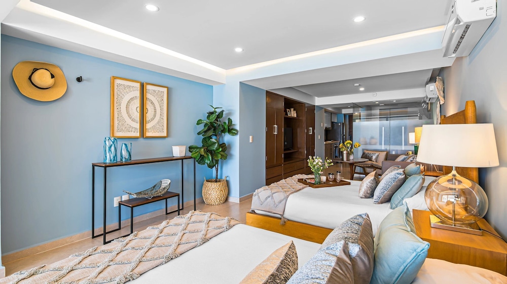 Gorgeous 1BR with Pools & Sea Views