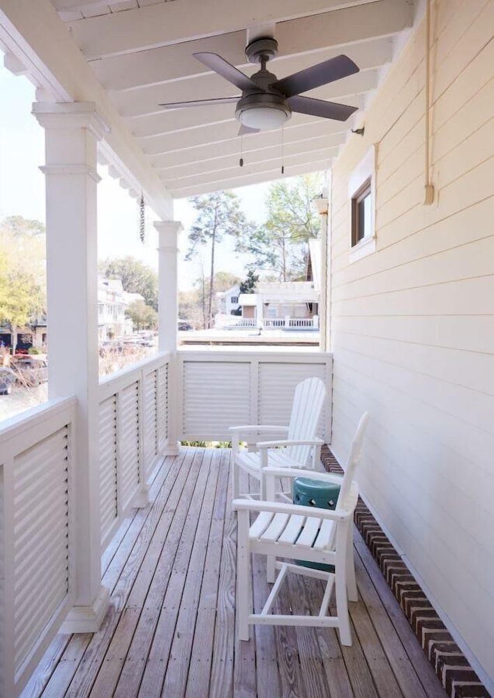 May River Breeze! 3-story Townhouse in Old Town's Promenade