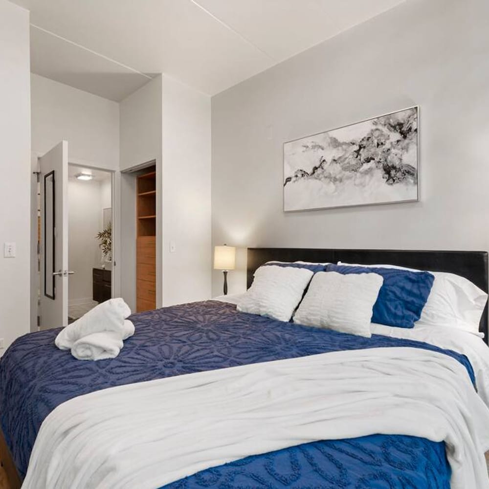 Sleek 2 Bed 2 Bath Condo in Trendy Fulton Market