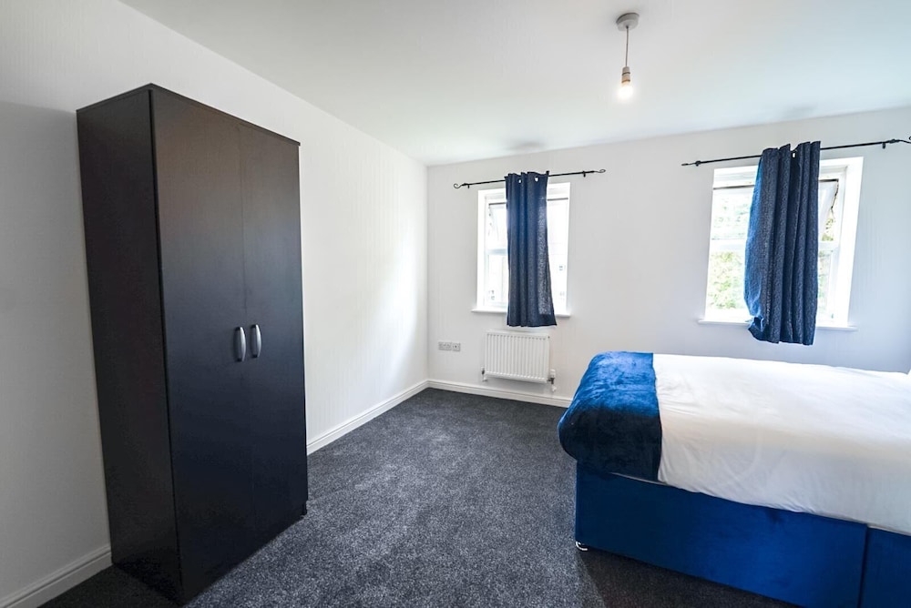 4 Bed House - Sleeps 8 - Garden - Parking - Wifi