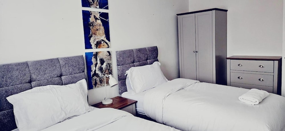 House - Sleeps 11 - Parking - Station Close