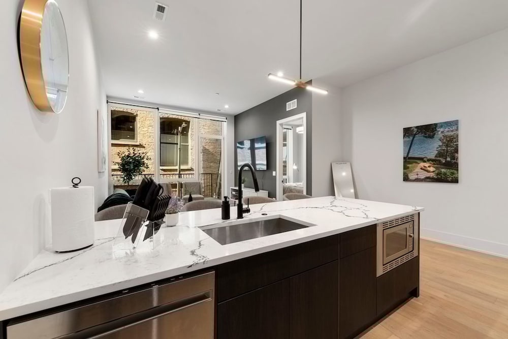 Chic 2BR 2BA Condo w Balcony - River North Chicago
