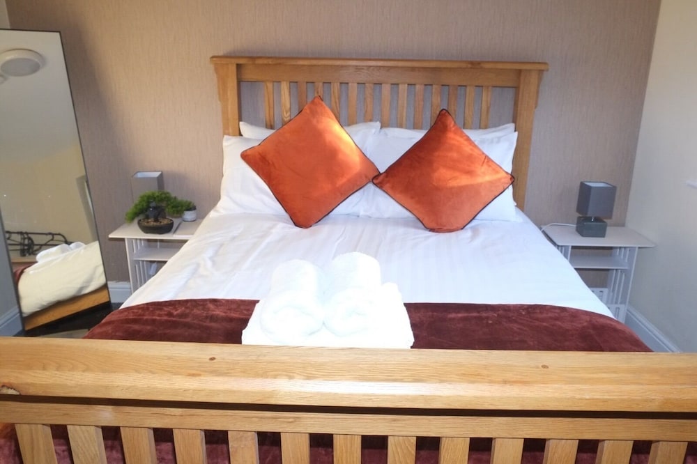 Nottingham 5-br, Sleeps 11 w/ Garden & Parking