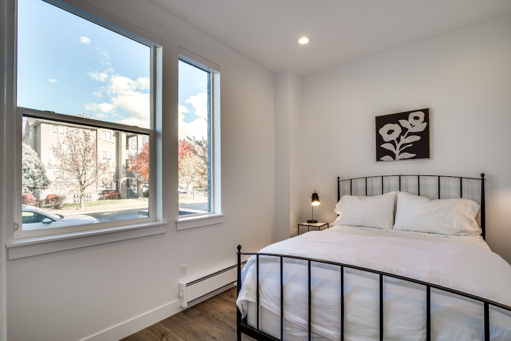 Modern Downtown Provo Townhome w/ Balcony! view 3