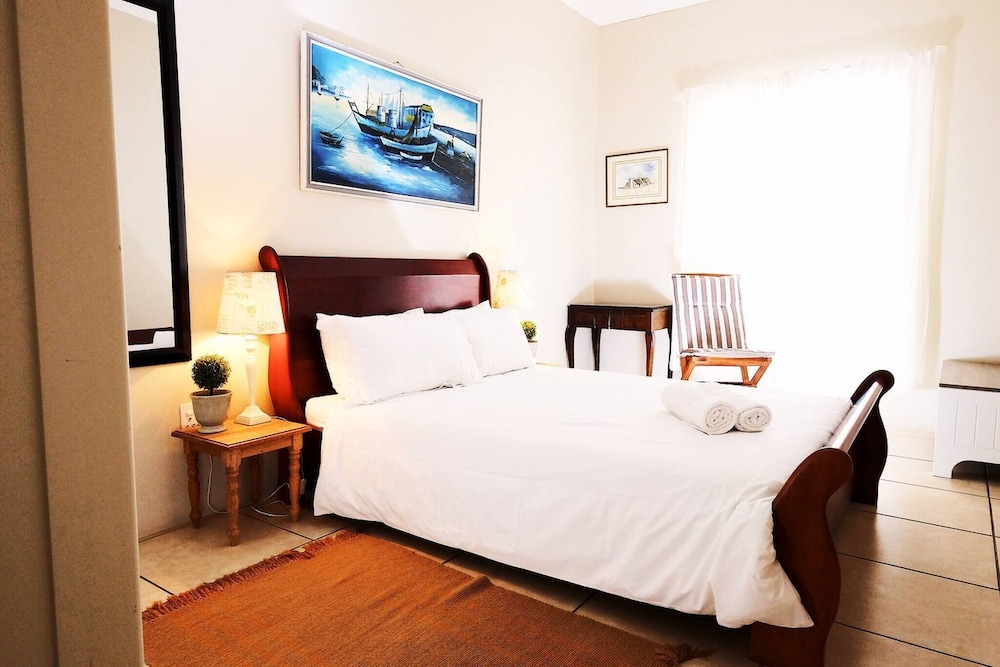 The Pelican - Stunning 3-bedroom Holiday Home in Langebaan