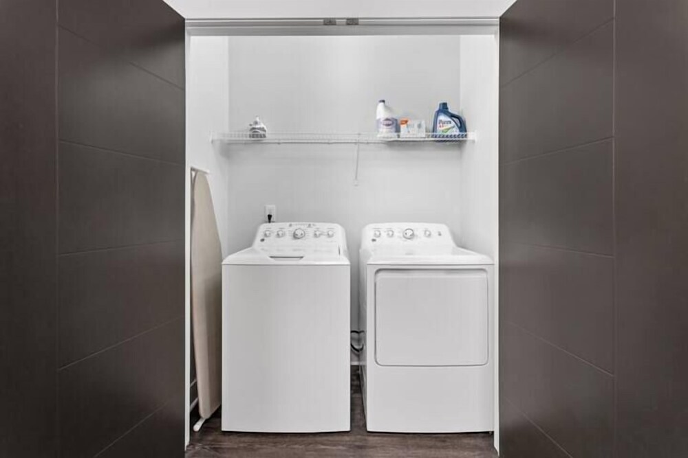 CozySuites Nora 3BR near Fashion Mall