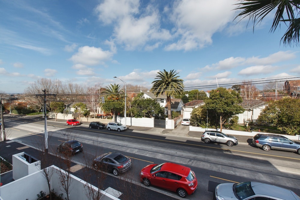 Chic 1-bed With a Sleek Balcony Near Shops