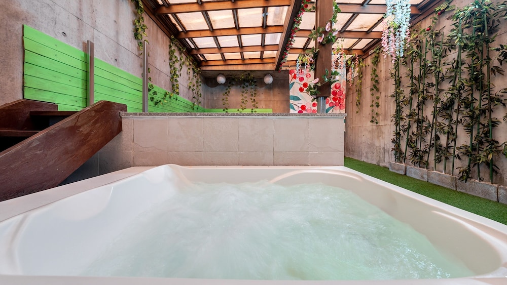 Yeosu Wellstay Pool Villa