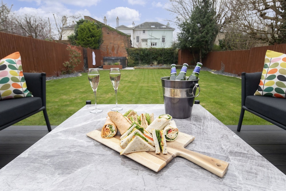 Elliot Oliver- Superior 6 Bedroom House With Hot Tub And Log Burner