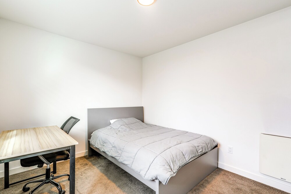 Walk to UW: Townhome w/ Rooftop Patio!