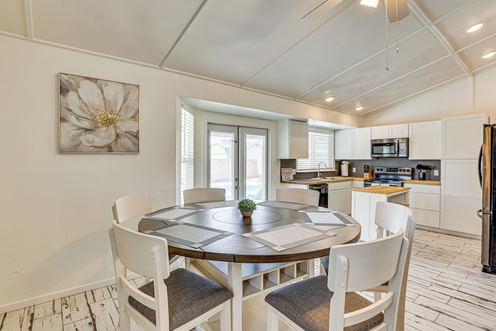 Welcoming Retreat w/ Pool & Patio in Peoria!