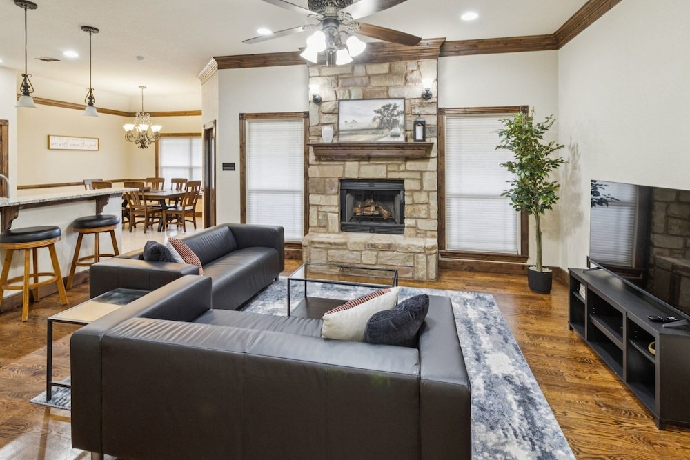 Gorgeous 4br Dakota Springs Home 3 Bedroom Home