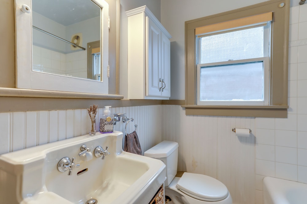 Charming Tudor-style Apt Near Green Lake!