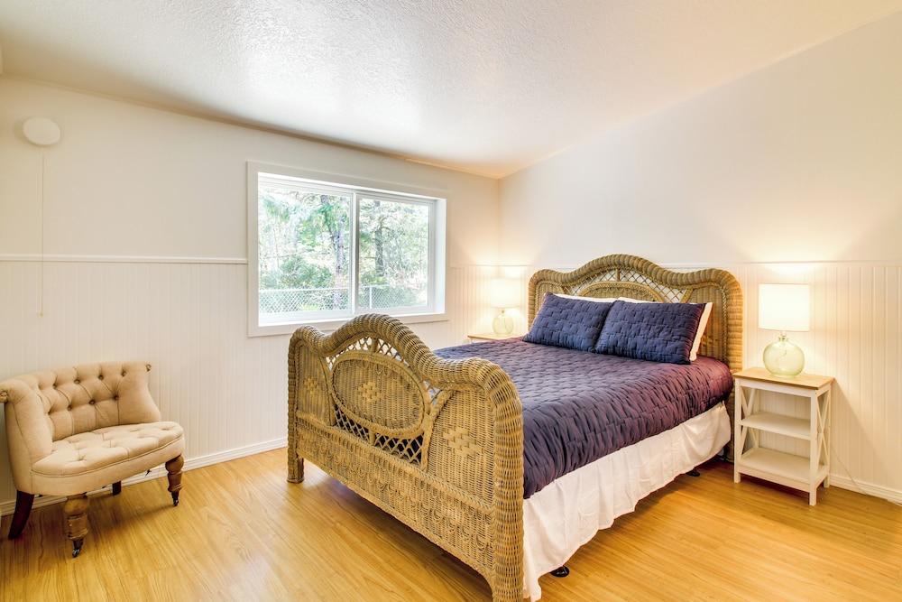 Quiet Lakefront Retreat < 2 Mi to Heceta Beach!