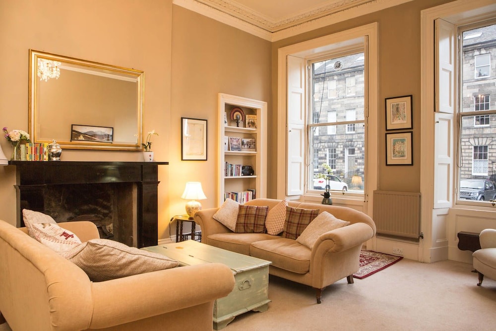 JOIVY Stylish Heart of Edinburgh Gem view 3