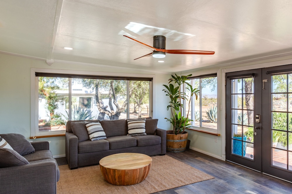 Sunset Grove Two Beautiful Homes w Private Pool