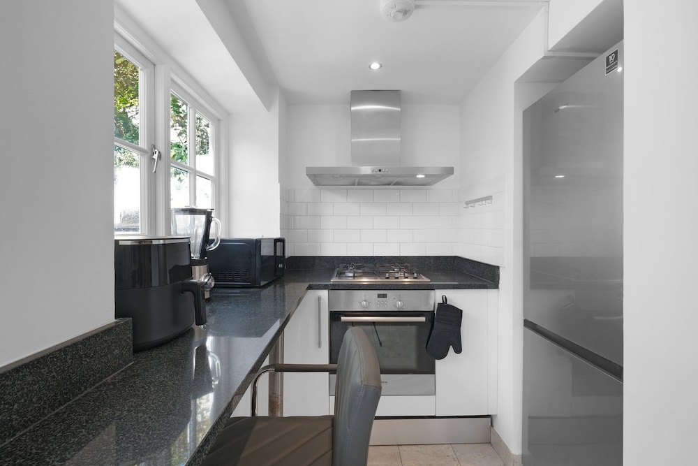 Luxury 3BR 2BA with Hot Tub and Garden