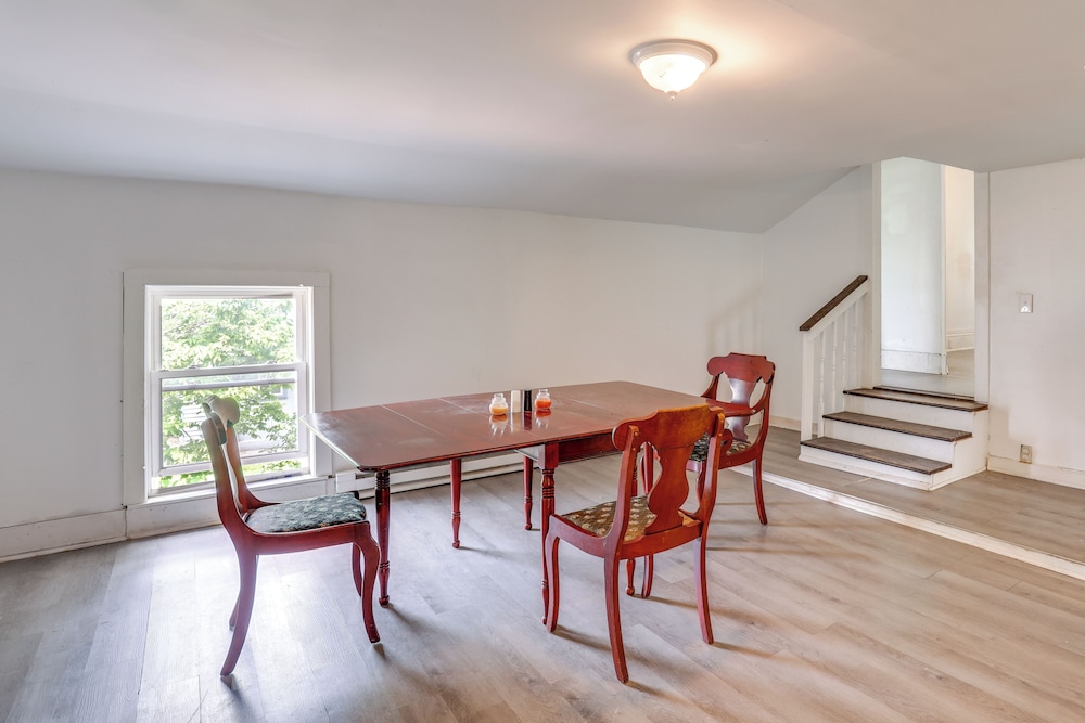 8 Mi to Keuka Lake: Walkable Apartment in Bath