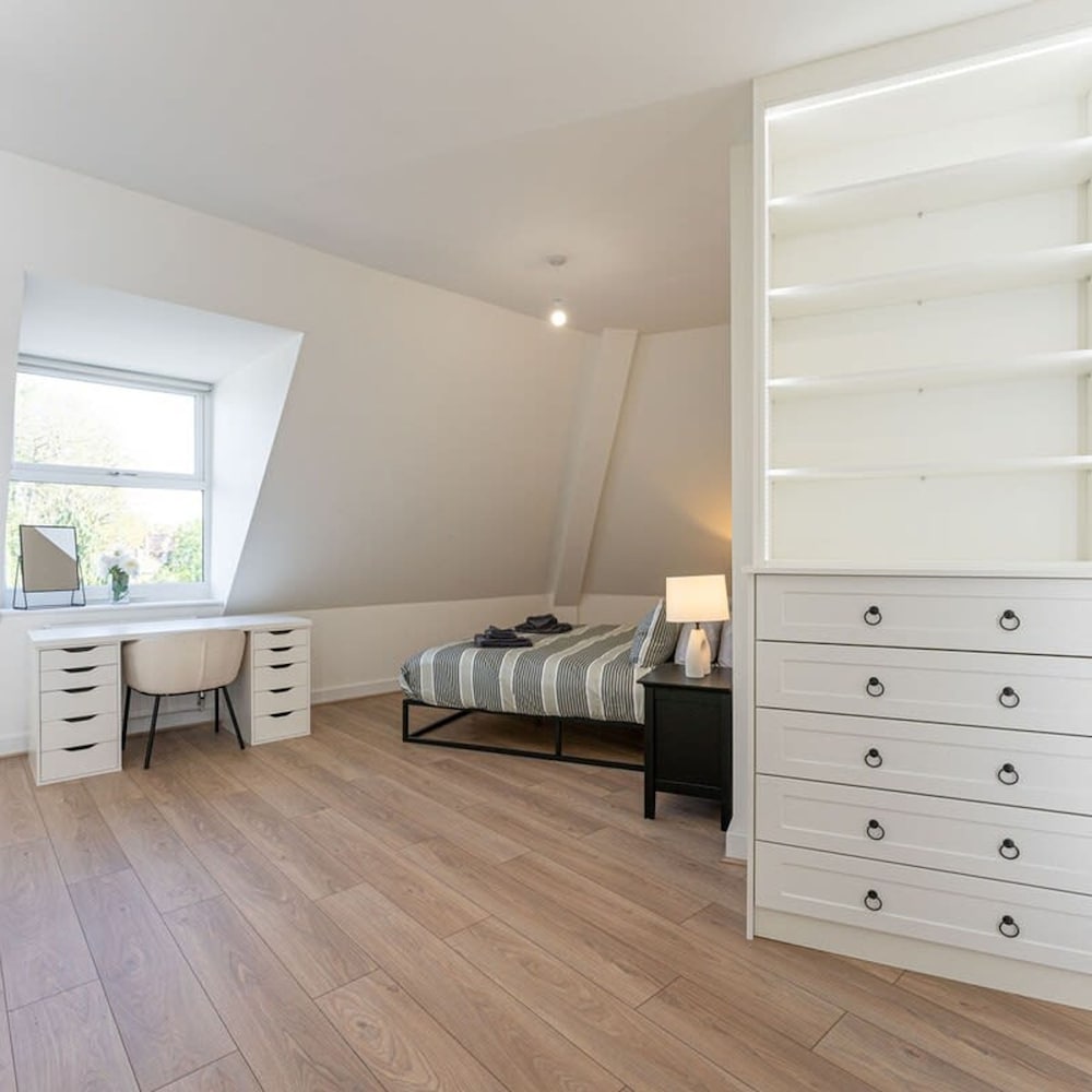 Contemporary 2 Bed Apartment Solihull NEC BHX