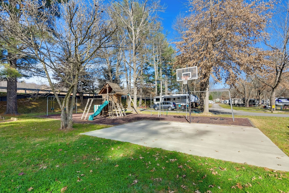Blue Ridge Base Camp: Resort Cabin in Waynesville