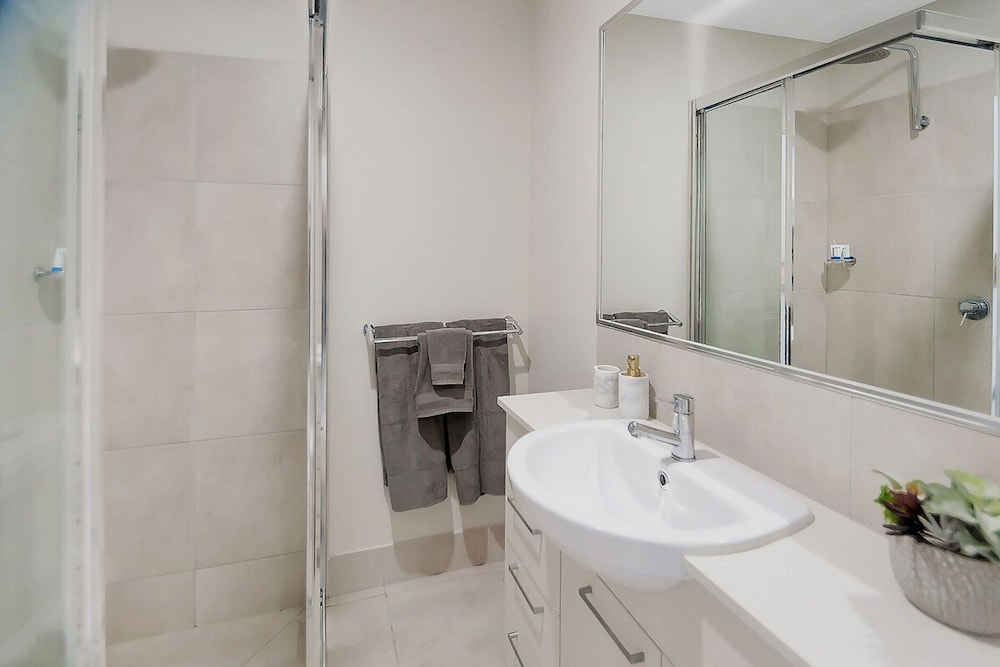 Coastal 2-bed With Parking & Pool by the Ocean
