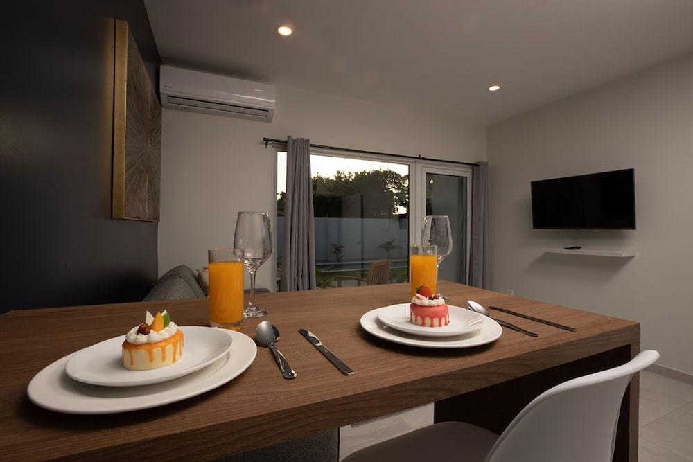 NEW - Cozy Modern One Bedroom Close to Beach