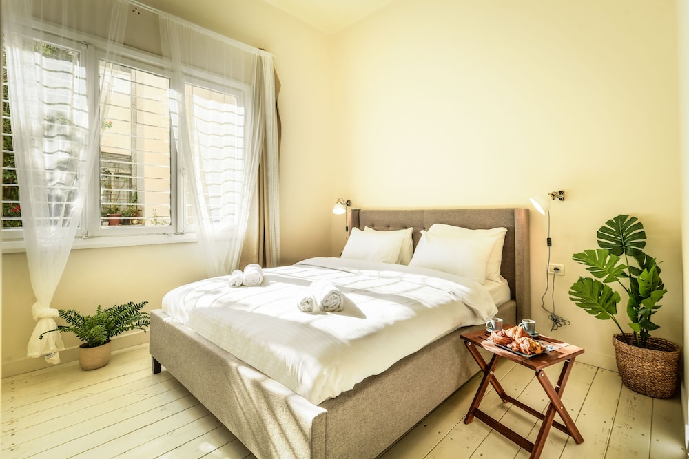 Serene Retreat with Lush Garden by Sea N Rent view 2