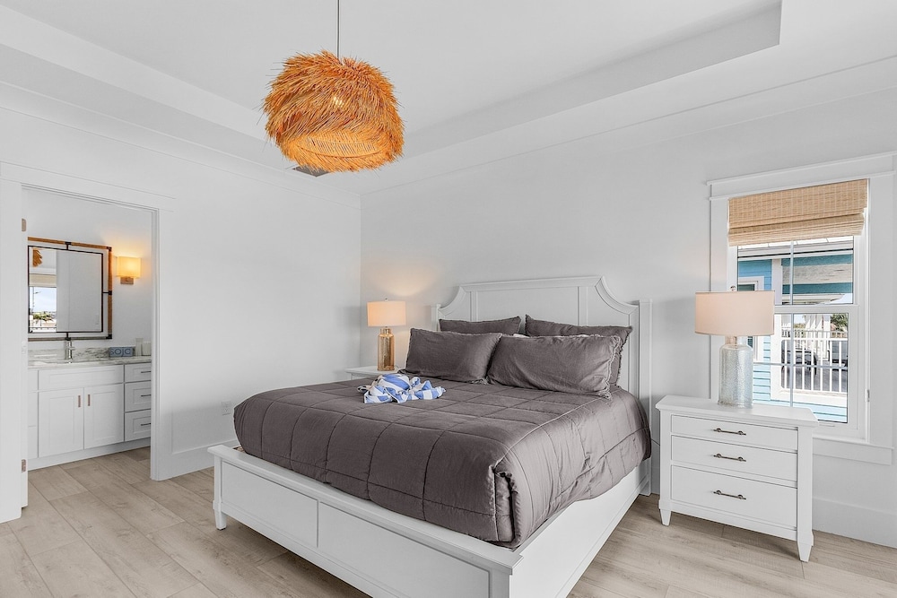 673 White Sands Retreat: Bay Views, Pool, Elevator 5 Bedroom Home